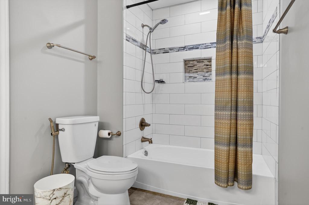 6827 TANGLEWOOD DR, WARRENTON, Virginia, 5 Bedrooms Bedrooms, ,4 BathroomsBathrooms,Residential,6827 TANGLEWOOD DR,VAFQ2020566 MLS # VAFQ2020566