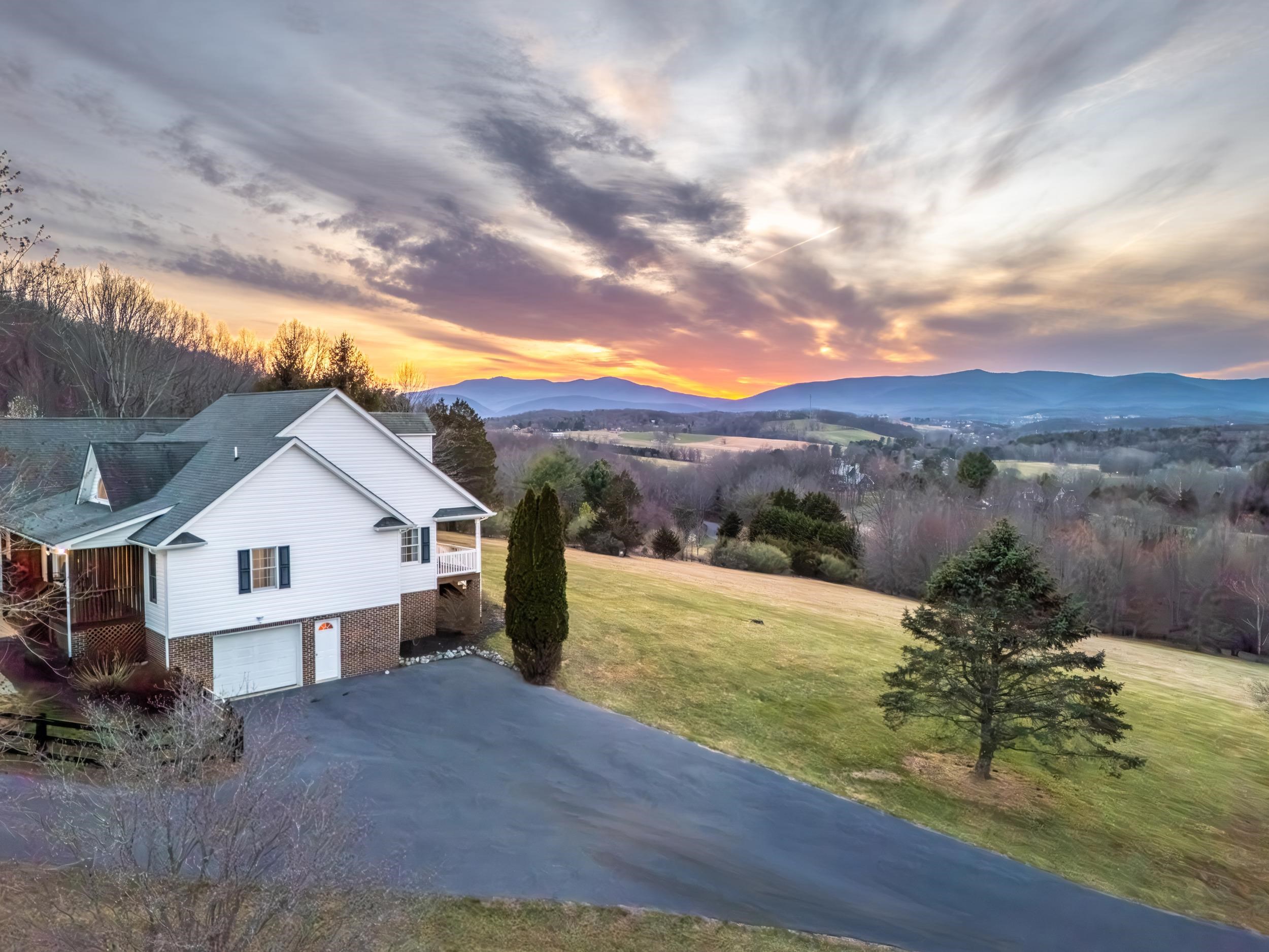 173 EASTWOOD DR, STAUNTON, Virginia 24401, 4 Bedrooms Bedrooms, ,3 BathroomsBathrooms,Residential,173 EASTWOOD DR,674376 MLS # 674376