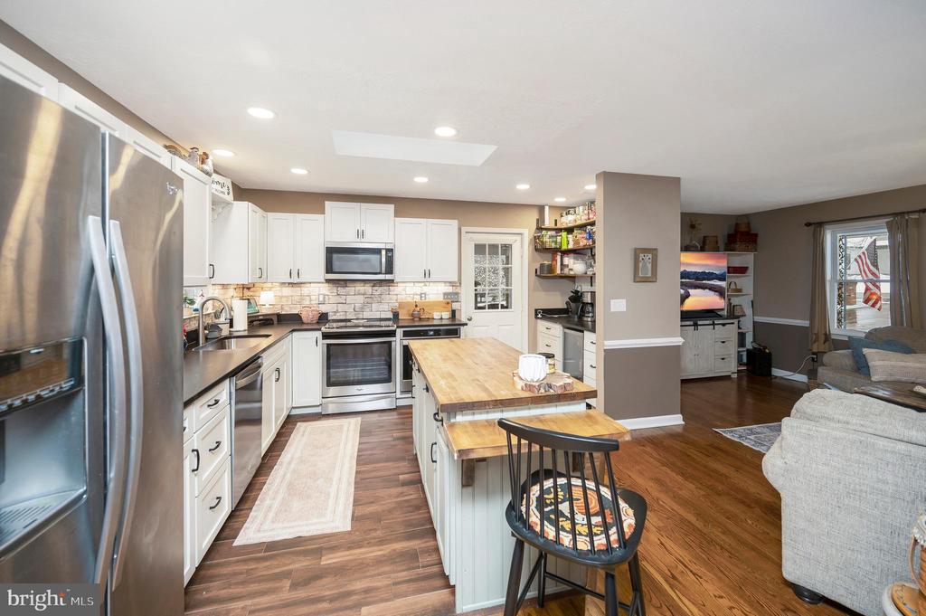 3201 LAKEVIEW PKWY, LOCUST GROVE, Virginia 22508, 3 Bedrooms Bedrooms, ,2 BathroomsBathrooms,Residential,LAKE OF THE WOODS ASSOCIATION,3201 LAKEVIEW PKWY,VAOR2013254 MLS # VAOR2013254