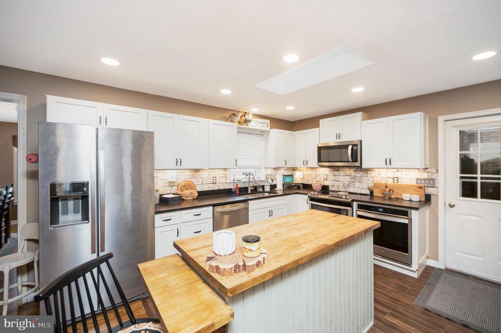 3201 LAKEVIEW PKWY, LOCUST GROVE, Virginia 22508, 3 Bedrooms Bedrooms, ,2 BathroomsBathrooms,Residential,LAKE OF THE WOODS ASSOCIATION,3201 LAKEVIEW PKWY,VAOR2013254 MLS # VAOR2013254