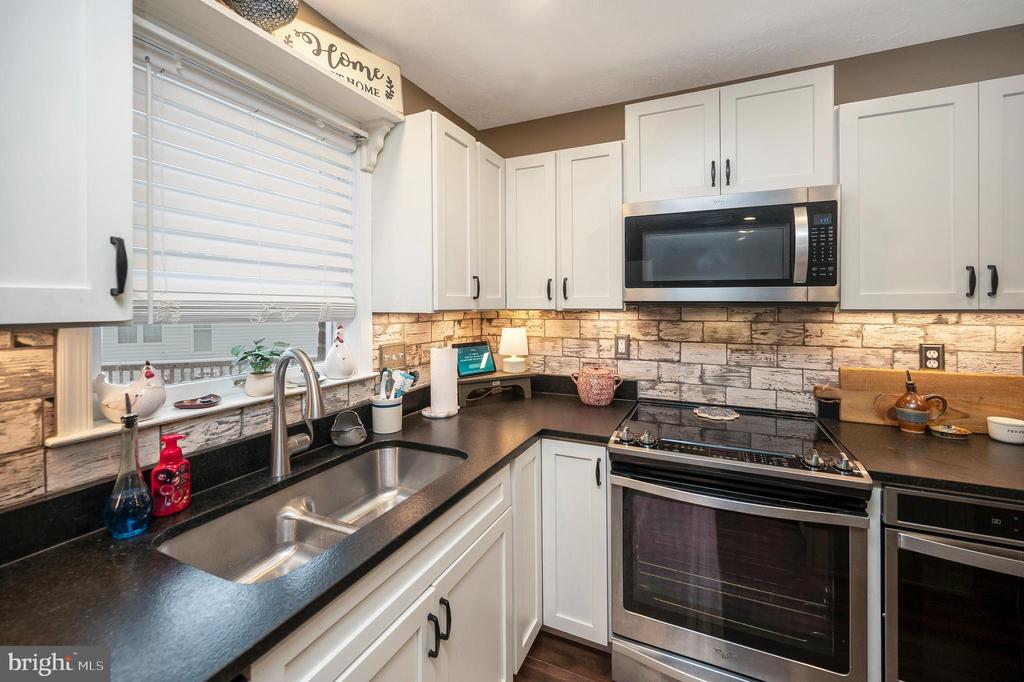 3201 LAKEVIEW PKWY, LOCUST GROVE, Virginia 22508, 3 Bedrooms Bedrooms, ,2 BathroomsBathrooms,Residential,LAKE OF THE WOODS ASSOCIATION,3201 LAKEVIEW PKWY,VAOR2013254 MLS # VAOR2013254