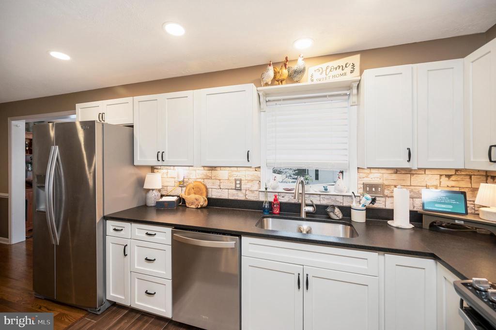 3201 LAKEVIEW PKWY, LOCUST GROVE, Virginia 22508, 3 Bedrooms Bedrooms, ,2 BathroomsBathrooms,Residential,LAKE OF THE WOODS ASSOCIATION,3201 LAKEVIEW PKWY,VAOR2013254 MLS # VAOR2013254