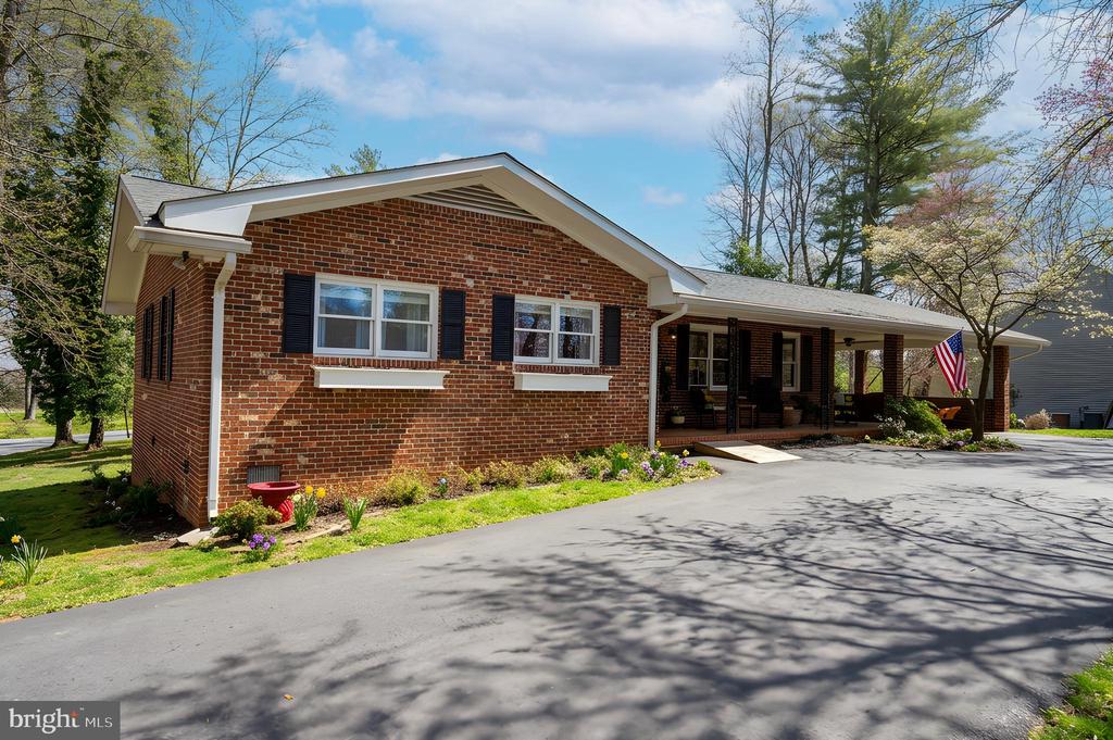 3201 LAKEVIEW PKWY, LOCUST GROVE, Virginia 22508, 3 Bedrooms Bedrooms, ,2 BathroomsBathrooms,Residential,LAKE OF THE WOODS ASSOCIATION,3201 LAKEVIEW PKWY,VAOR2013254 MLS # VAOR2013254