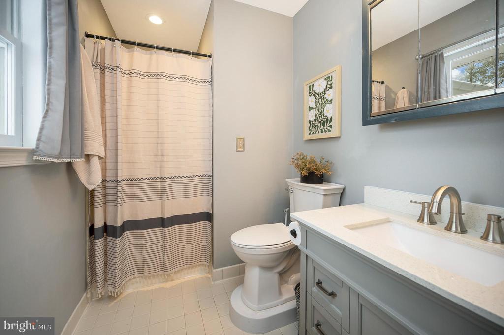 3201 LAKEVIEW PKWY, LOCUST GROVE, Virginia 22508, 3 Bedrooms Bedrooms, ,2 BathroomsBathrooms,Residential,LAKE OF THE WOODS ASSOCIATION,3201 LAKEVIEW PKWY,VAOR2013254 MLS # VAOR2013254