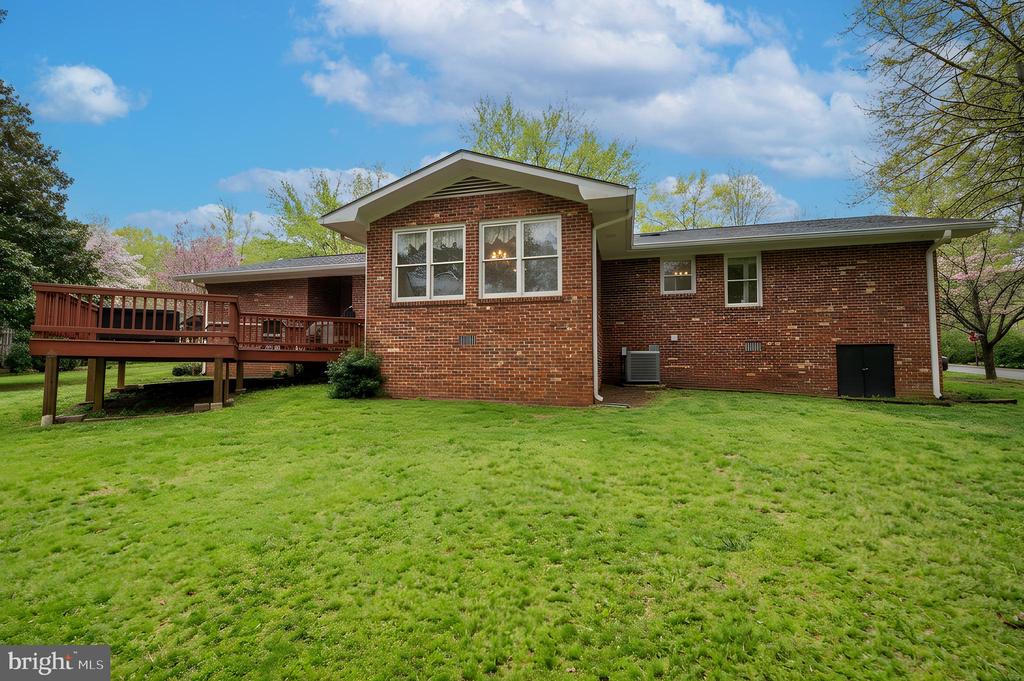 3201 LAKEVIEW PKWY, LOCUST GROVE, Virginia 22508, 3 Bedrooms Bedrooms, ,2 BathroomsBathrooms,Residential,LAKE OF THE WOODS ASSOCIATION,3201 LAKEVIEW PKWY,VAOR2013254 MLS # VAOR2013254