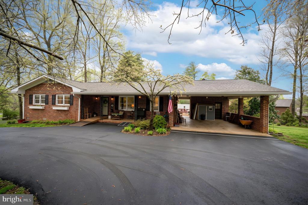 3201 LAKEVIEW PKWY, LOCUST GROVE, Virginia 22508, 3 Bedrooms Bedrooms, ,2 BathroomsBathrooms,Residential,LAKE OF THE WOODS ASSOCIATION,3201 LAKEVIEW PKWY,VAOR2013254 MLS # VAOR2013254