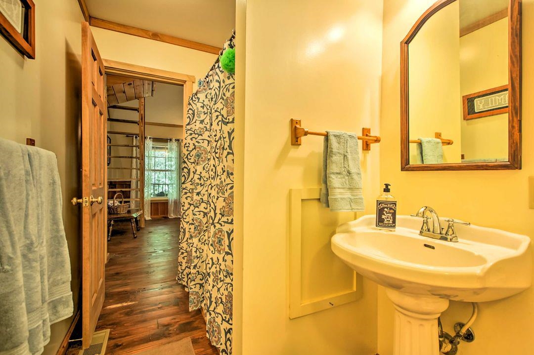 7276 HIGHLAND TPKE, MCDOWELL, Virginia 24458, 2 Bedrooms Bedrooms, ,1 BathroomBathrooms,Residential,Clearwater Cabin,7276 HIGHLAND TPKE,674428 MLS # 674428