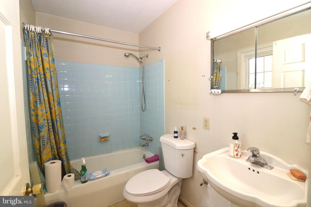 9305 LEES RIDGE RD, WARRENTON, Virginia 20186, 3 Bedrooms Bedrooms, ,2 BathroomsBathrooms,Residential,9305 LEES RIDGE RD,VAFQ2020942 MLS # VAFQ2020942