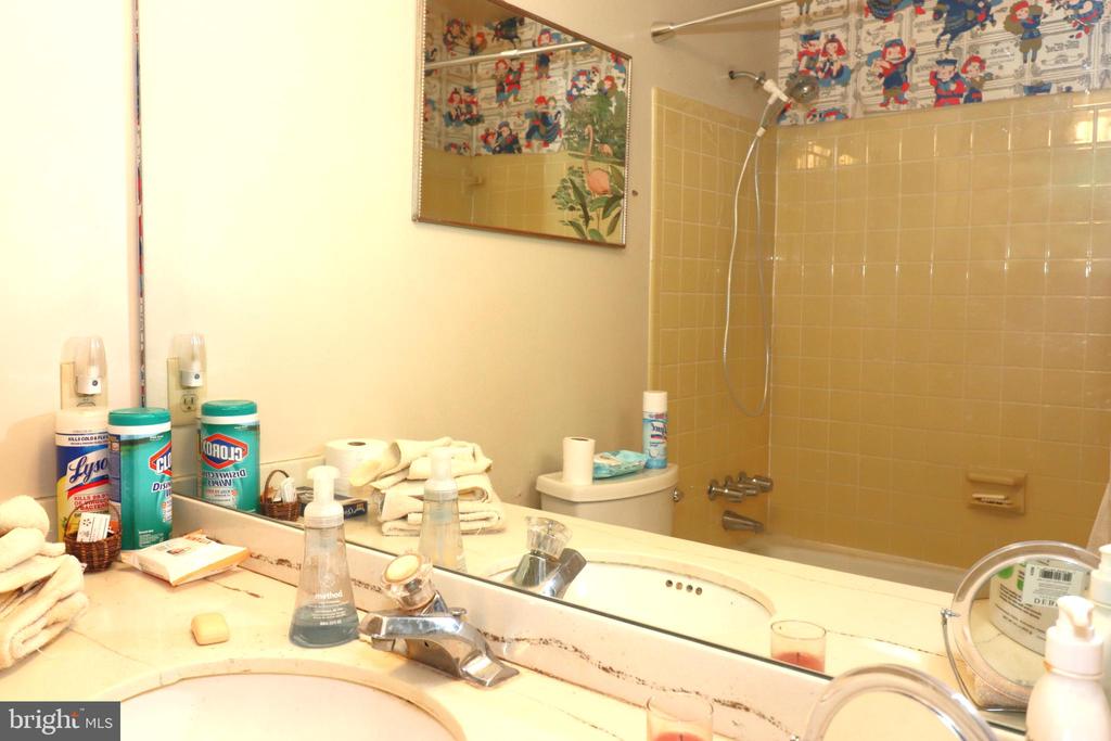 9305 LEES RIDGE RD, WARRENTON, Virginia 20186, 3 Bedrooms Bedrooms, ,2 BathroomsBathrooms,Residential,9305 LEES RIDGE RD,VAFQ2020942 MLS # VAFQ2020942