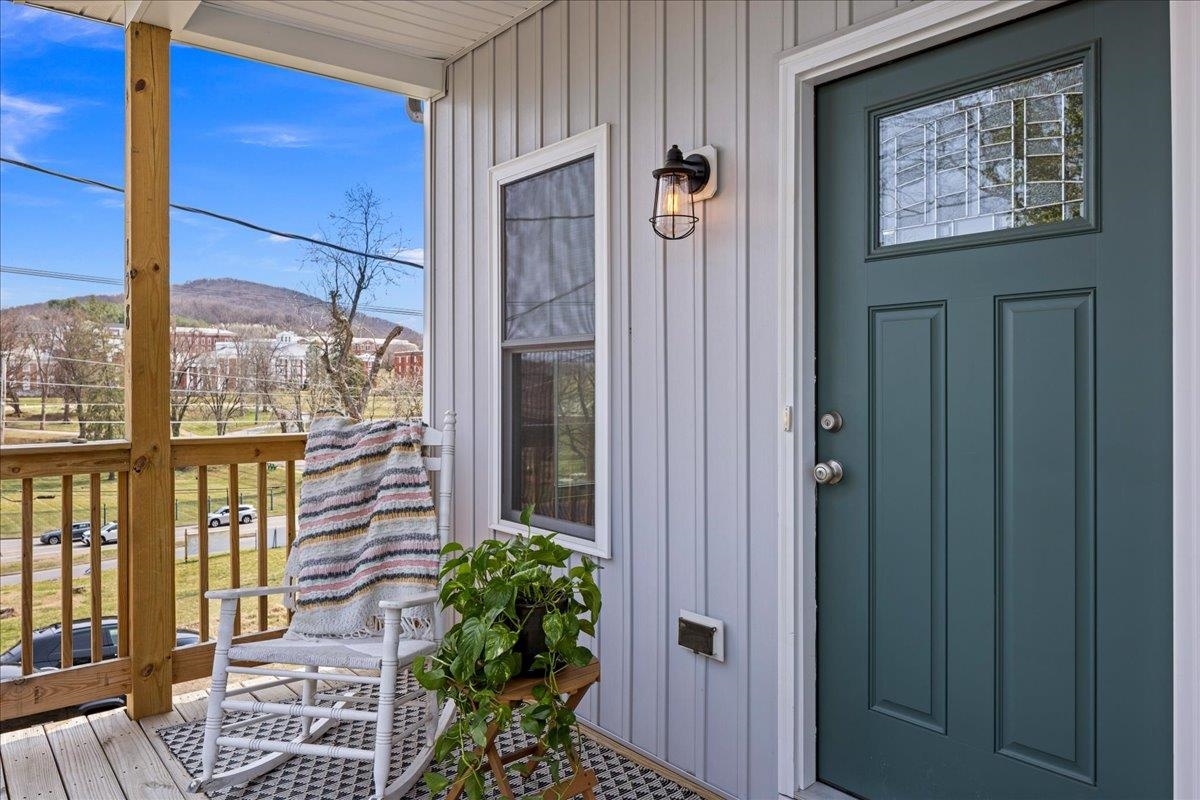 138 GARBER ST, STAUNTON, Virginia 24401, 3 Bedrooms Bedrooms, ,2 BathroomsBathrooms,Residential,138 GARBER ST,674441 MLS # 674441