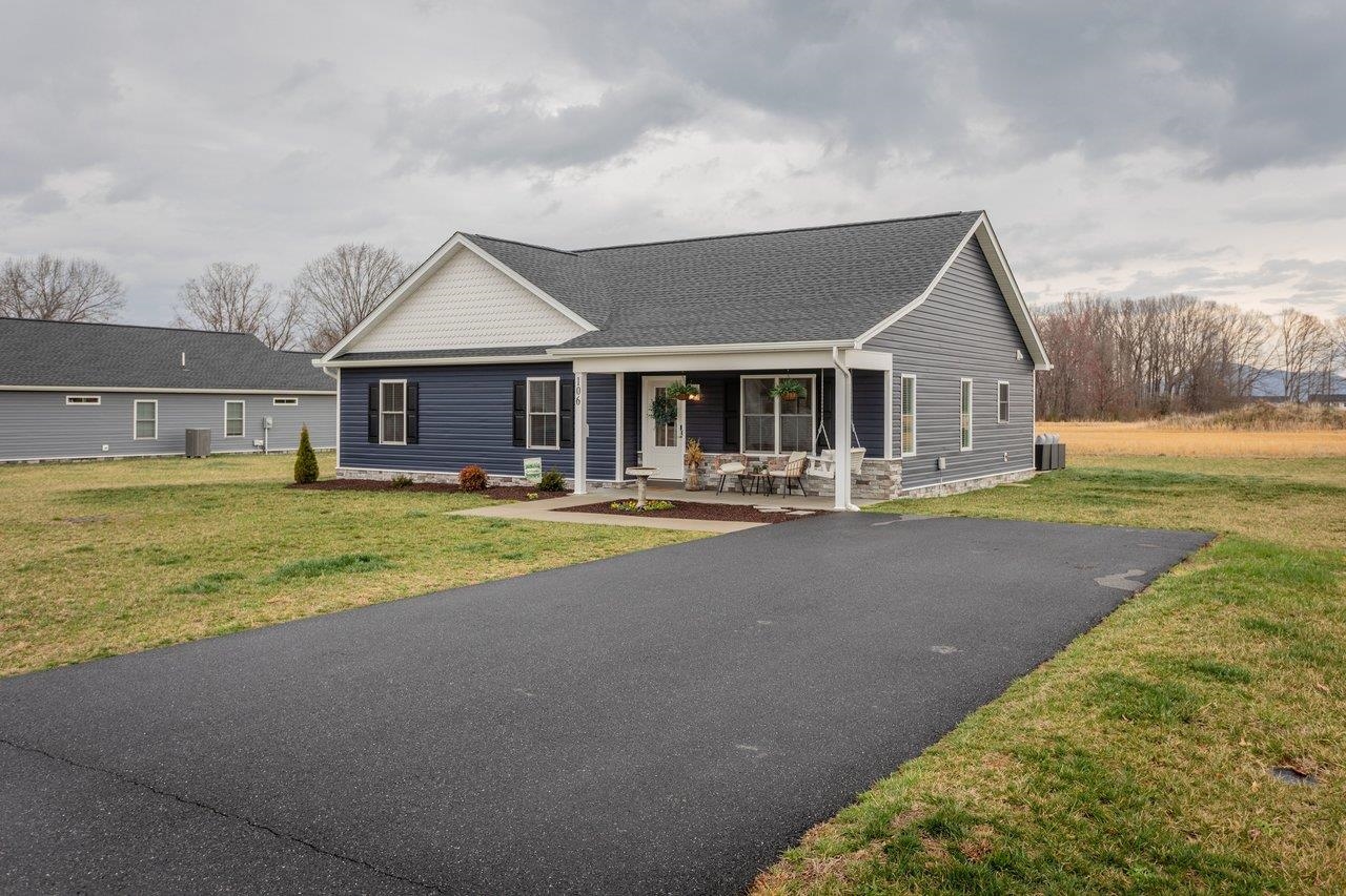 106 16TH ST, GROTTOES, Virginia 24441, 3 Bedrooms Bedrooms, ,2 BathroomsBathrooms,Residential,106 16TH ST,674447 MLS # 674447