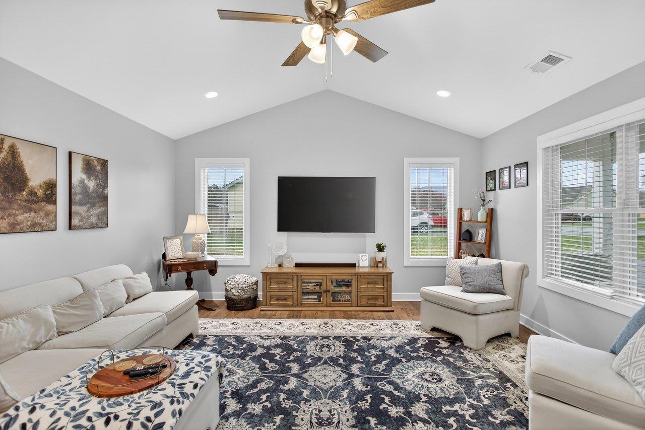 106 16TH ST, GROTTOES, Virginia 24441, 3 Bedrooms Bedrooms, ,2 BathroomsBathrooms,Residential,106 16TH ST,674447 MLS # 674447