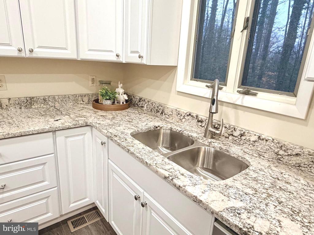 8805 PEPPERIDGE DR, SPOTSYLVANIA, Virginia 22553, 3 Bedrooms Bedrooms, ,2 BathroomsBathrooms,Residential,8805 PEPPERIDGE DR,VASP2040114 MLS # VASP2040114