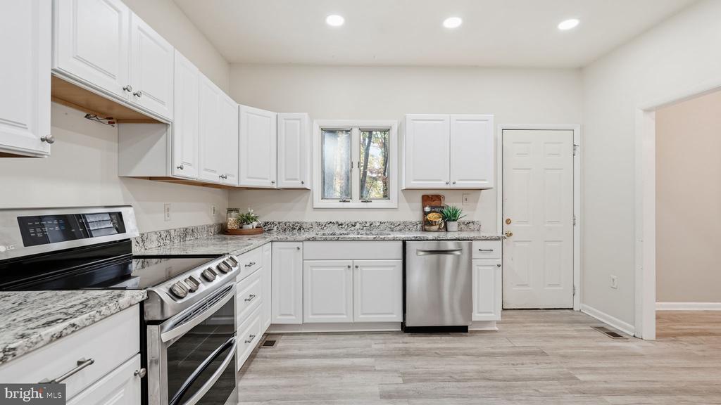 8805 PEPPERIDGE DR, SPOTSYLVANIA, Virginia 22553, 3 Bedrooms Bedrooms, ,2 BathroomsBathrooms,Residential,8805 PEPPERIDGE DR,VASP2040114 MLS # VASP2040114