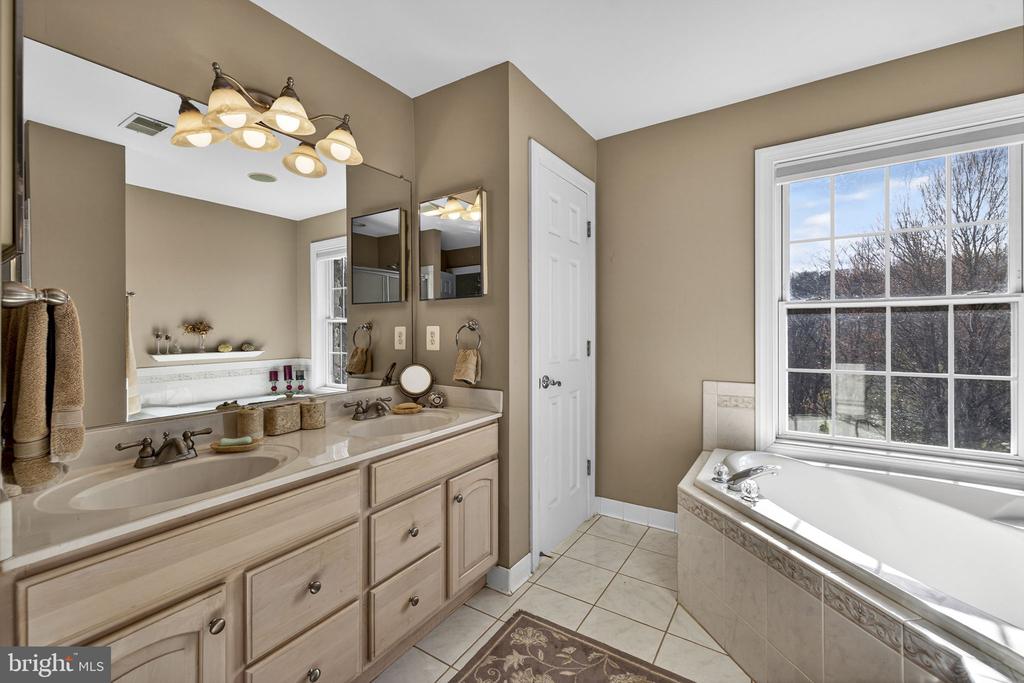 9491 WALSINGHAM LN, MARSHALL, Virginia, 4 Bedrooms Bedrooms, ,5 BathroomsBathrooms,Residential,9491 WALSINGHAM LN,VAFQ2020974 MLS # VAFQ2020974