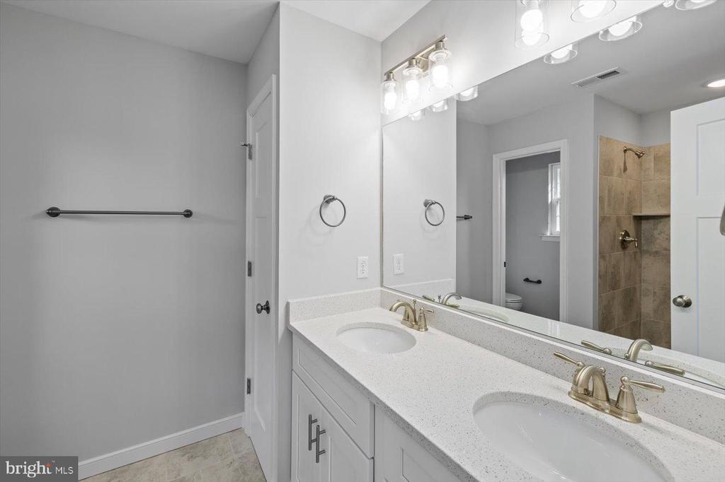 327 YORKTOWN BLVD, LOCUST GROVE, Virginia 22508, 5 Bedrooms Bedrooms, ,2 BathroomsBathrooms,Residential,327 YORKTOWN BLVD,VAOR2013604 MLS # VAOR2013604