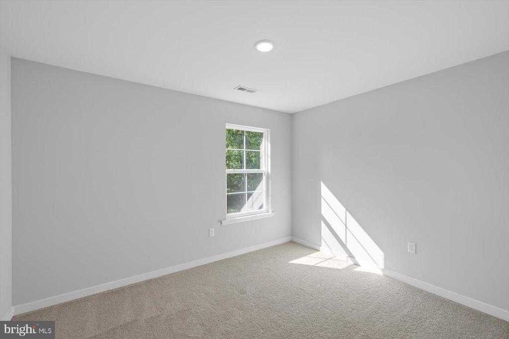 327 YORKTOWN BLVD, LOCUST GROVE, Virginia 22508, 5 Bedrooms Bedrooms, ,2 BathroomsBathrooms,Residential,327 YORKTOWN BLVD,VAOR2013604 MLS # VAOR2013604