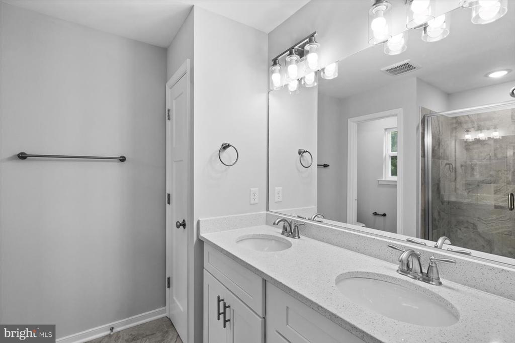 401 BIRDIE RD, LOCUST GROVE, Virginia 22508, 5 Bedrooms Bedrooms, ,2 BathroomsBathrooms,Residential,401 BIRDIE RD,VAOR2013606 MLS # VAOR2013606