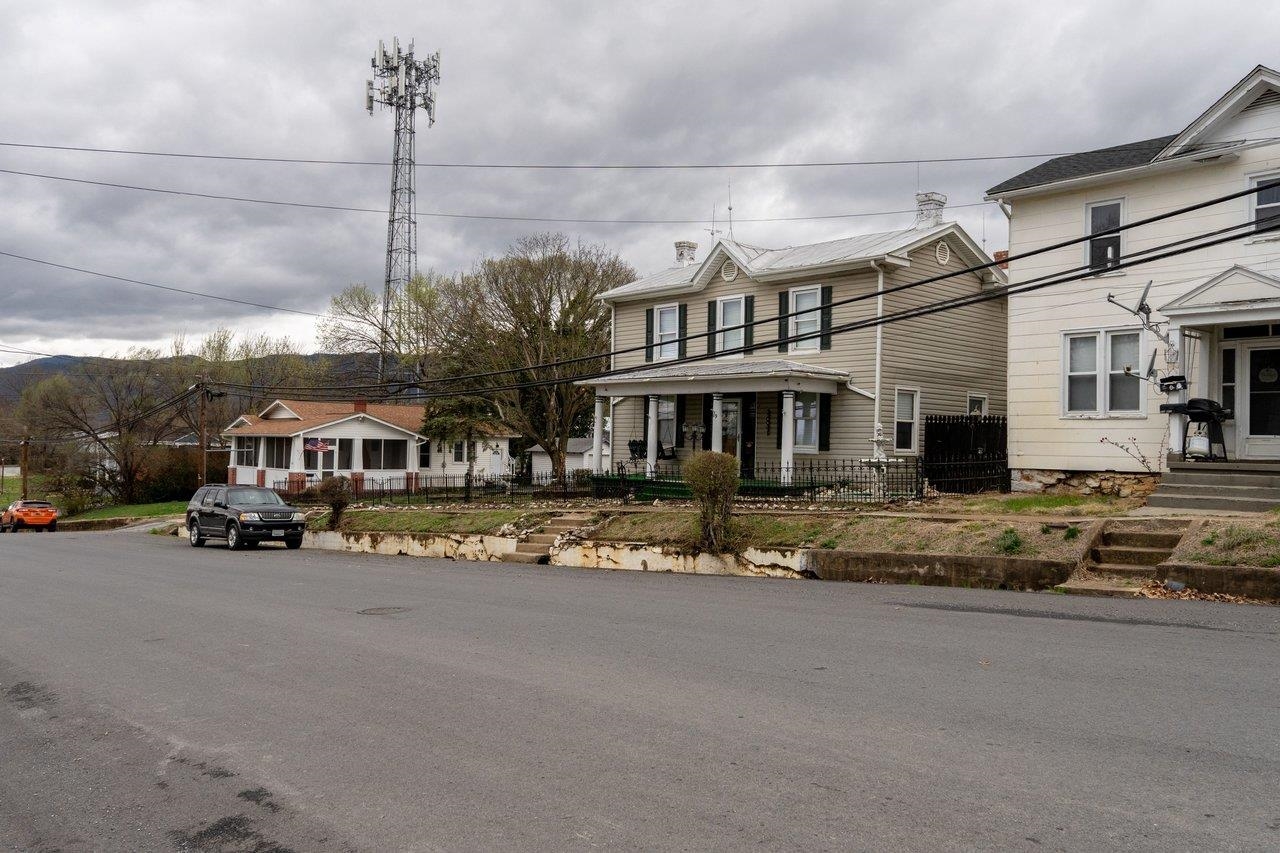 309 VIRGINIA AVE, SHENANDOAH, Virginia 22849, 4 Bedrooms Bedrooms, ,1 BathroomBathrooms,Residential,309 VIRGINIA AVE,674510 MLS # 674510