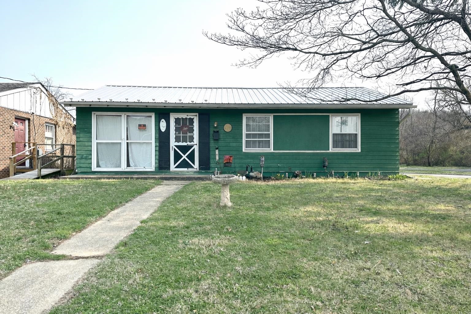628 MARKET AVE, WAYNESBORO, Virginia 22980, 3 Bedrooms Bedrooms, ,1 BathroomBathrooms,Residential,628 MARKET AVE,674527 MLS # 674527
