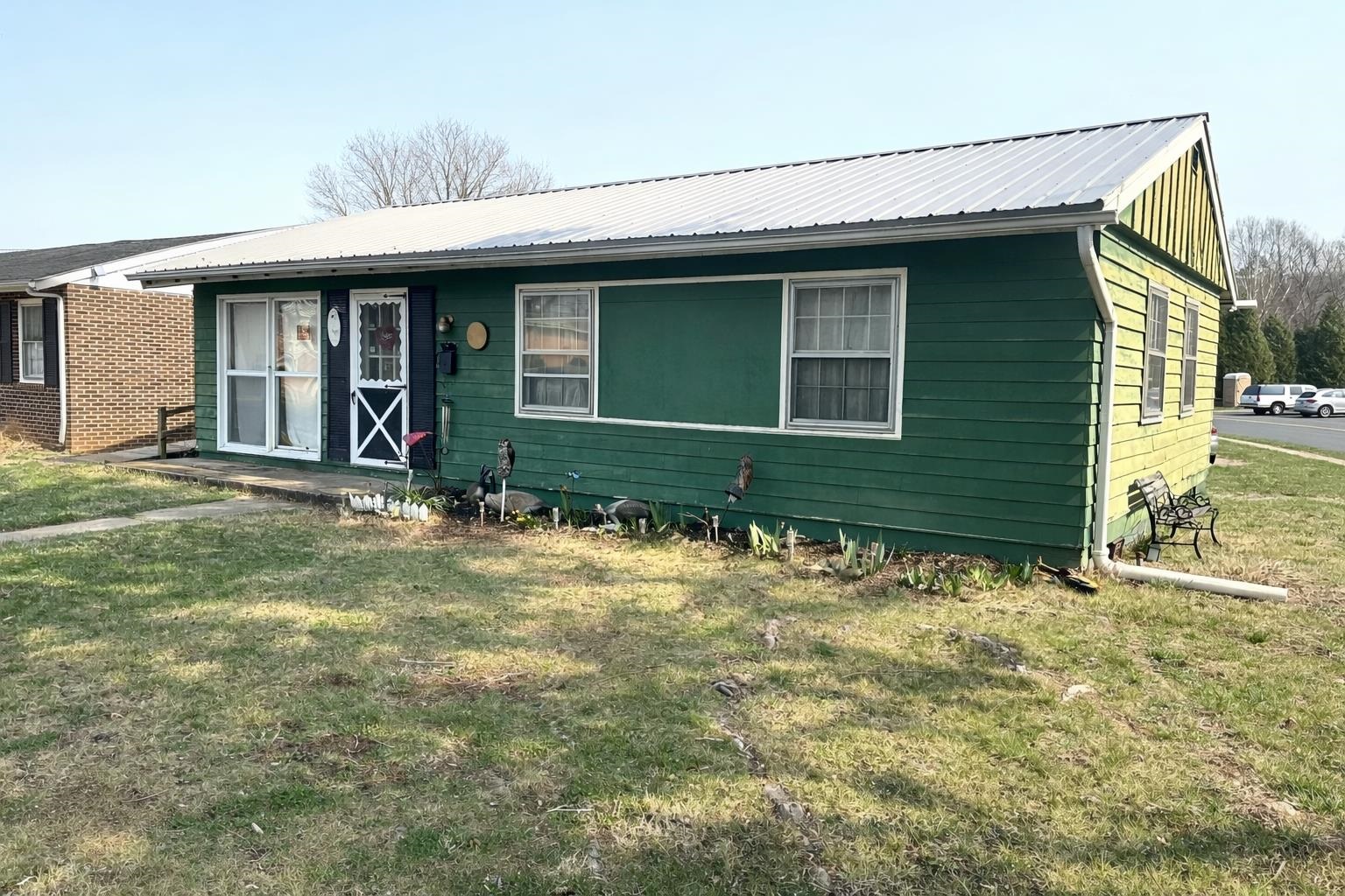628 MARKET AVE, WAYNESBORO, Virginia 22980, 3 Bedrooms Bedrooms, ,1 BathroomBathrooms,Residential,628 MARKET AVE,674527 MLS # 674527 628 MARKET AVE, WAYNESBORO, Virginia 22980, 3 Bedrooms Bedrooms, ,1 BathroomBathrooms,Residential,628 MARKET AVE,674527 MLS # 674527