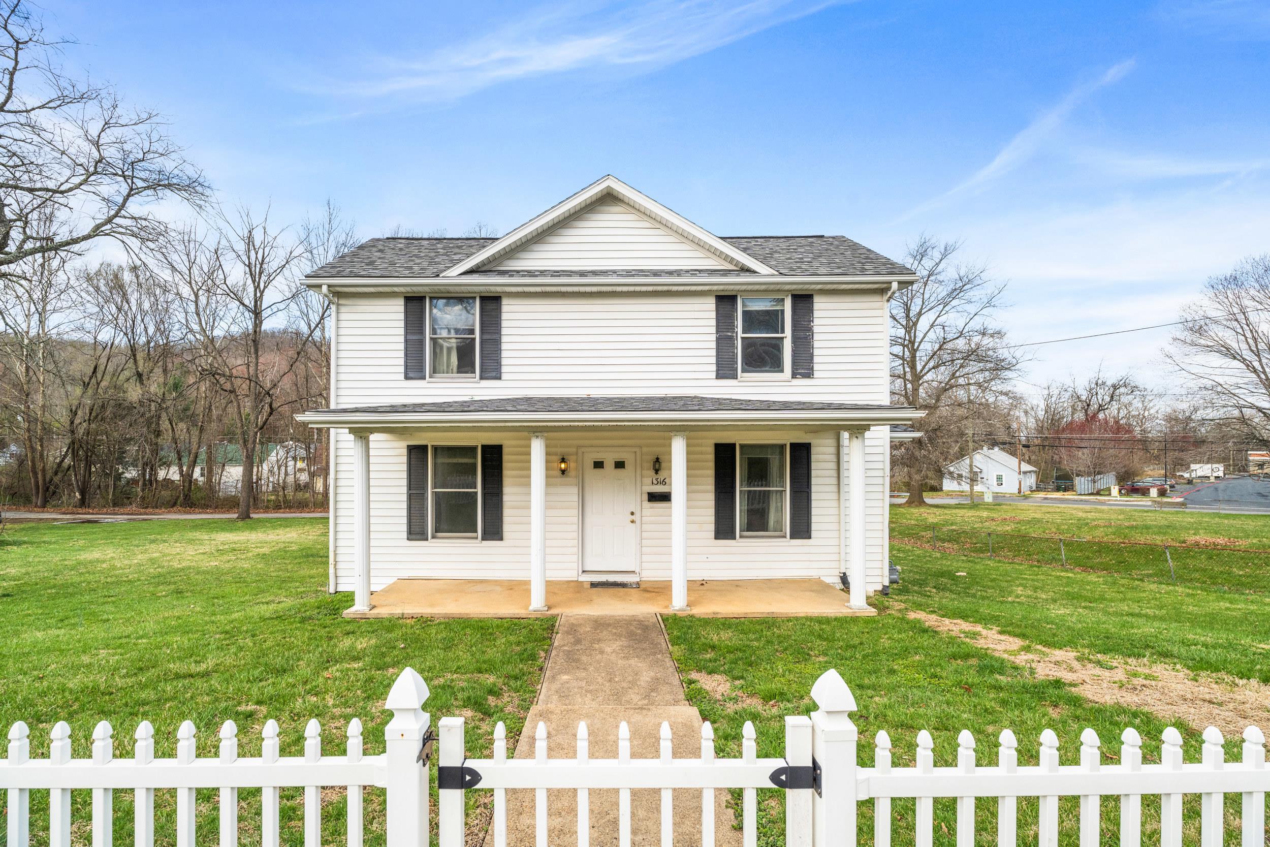 1316 E MAIN ST, WAYNESBORO, Virginia 22980, 3 Bedrooms Bedrooms, ,1 BathroomBathrooms,Residential,1316 E MAIN ST,674529 MLS # 674529