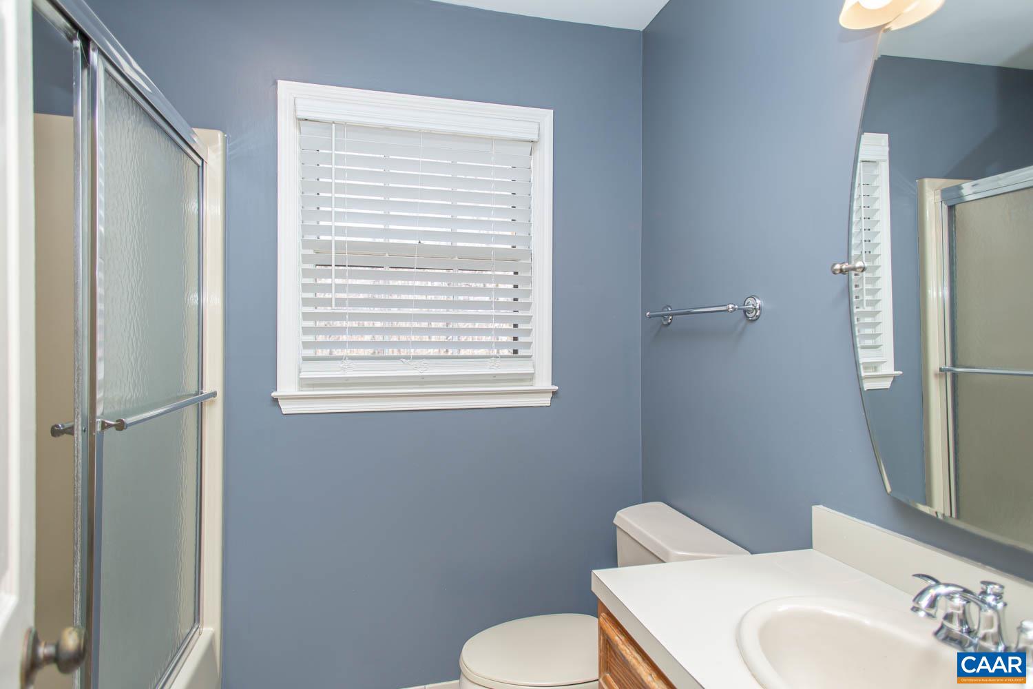 Full bath in the hallway.