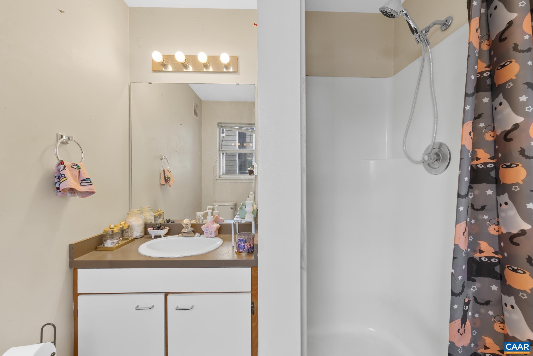 1250 CLIFDEN GREENE, CHARLOTTESVILLE, Virginia 22903, 3 Bedrooms Bedrooms, ,3 BathroomsBathrooms,Residential,RIVERRUN CONDOS 5 UNIT 3 BLDG C,1250 CLIFDEN GREENE,674504 MLS # 674504