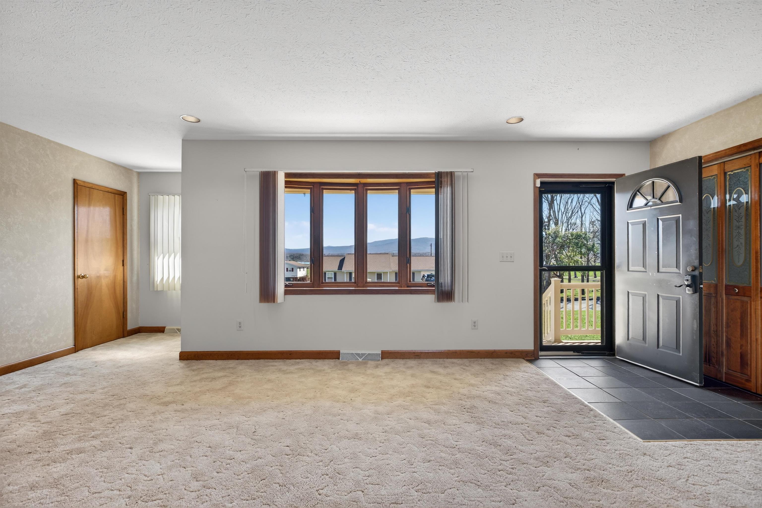 36 SKYLINE AVE, STUARTS DRAFT, Virginia 24477, 3 Bedrooms Bedrooms, ,2 BathroomsBathrooms,Residential,36 SKYLINE AVE,674567 MLS # 674567