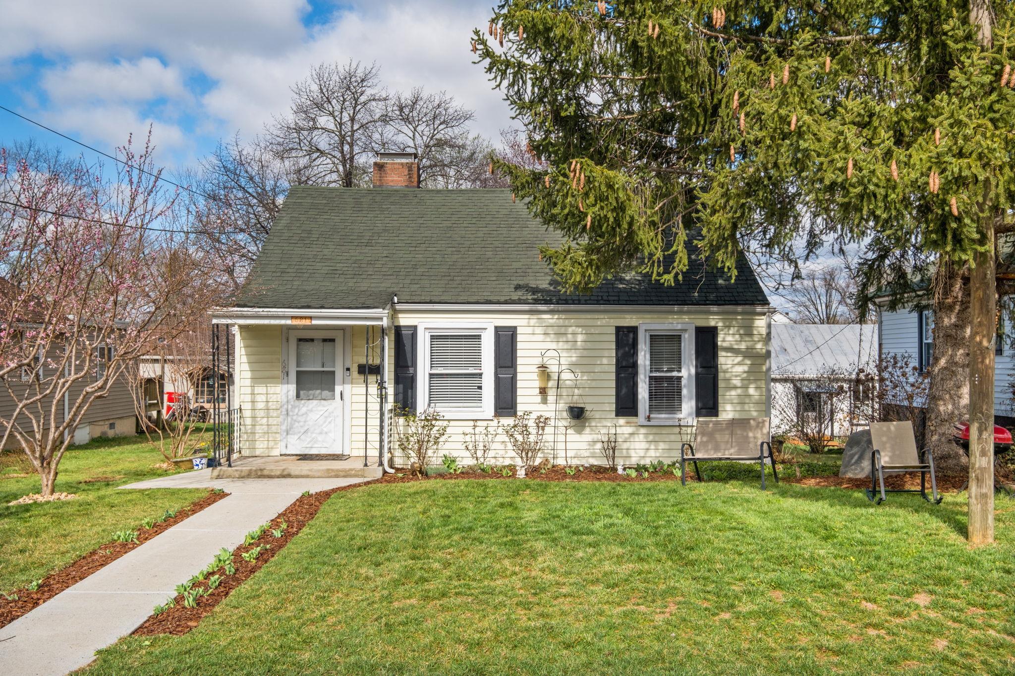 681 N BAYARD AVE, WAYNESBORO, Virginia 22980, 2 Bedrooms Bedrooms, ,1 BathroomBathrooms,Residential,681 N BAYARD AVE,674571 MLS # 674571