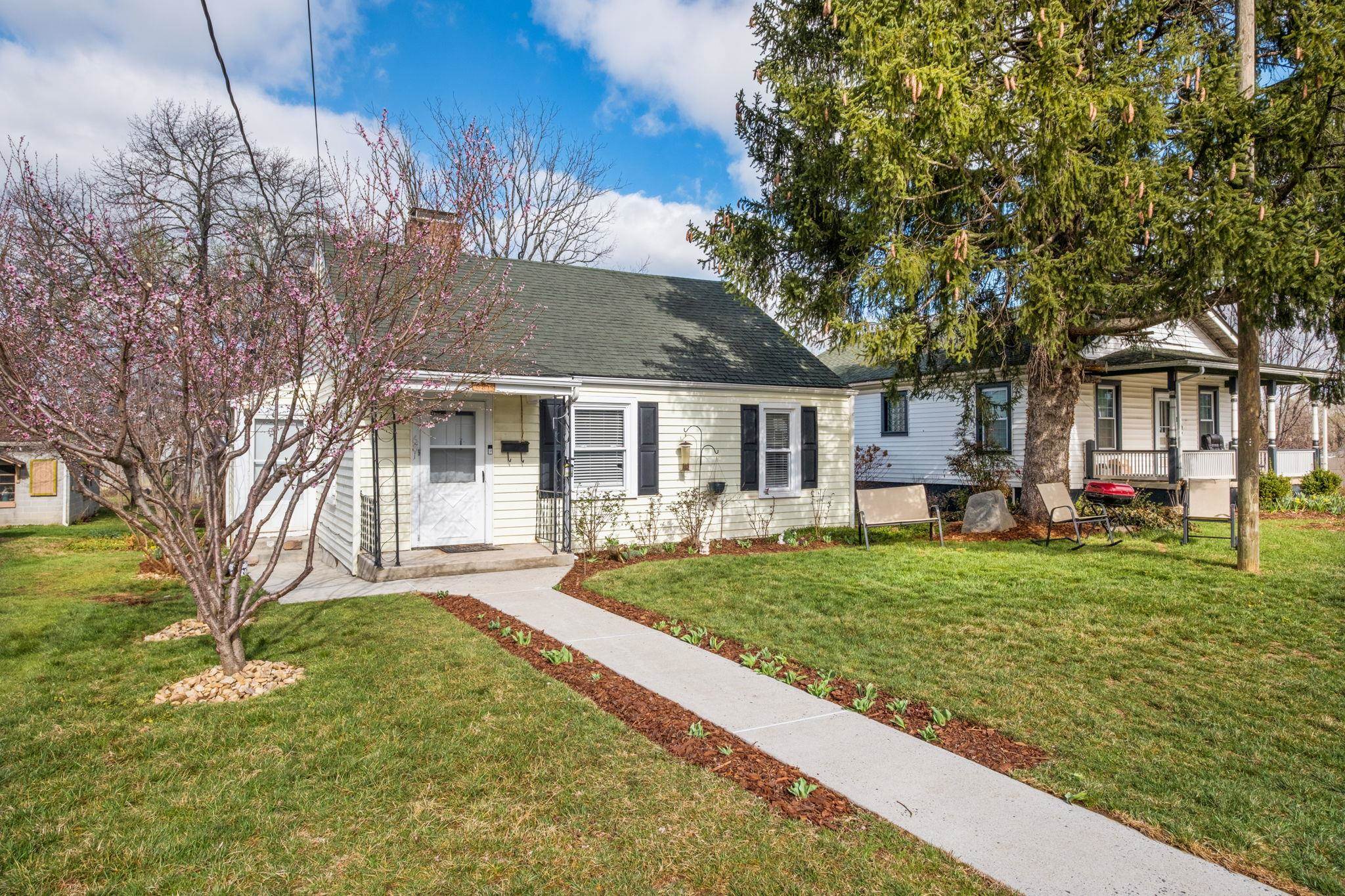 681 N BAYARD AVE, WAYNESBORO, Virginia 22980, 2 Bedrooms Bedrooms, ,1 BathroomBathrooms,Residential,681 N BAYARD AVE,674571 MLS # 674571