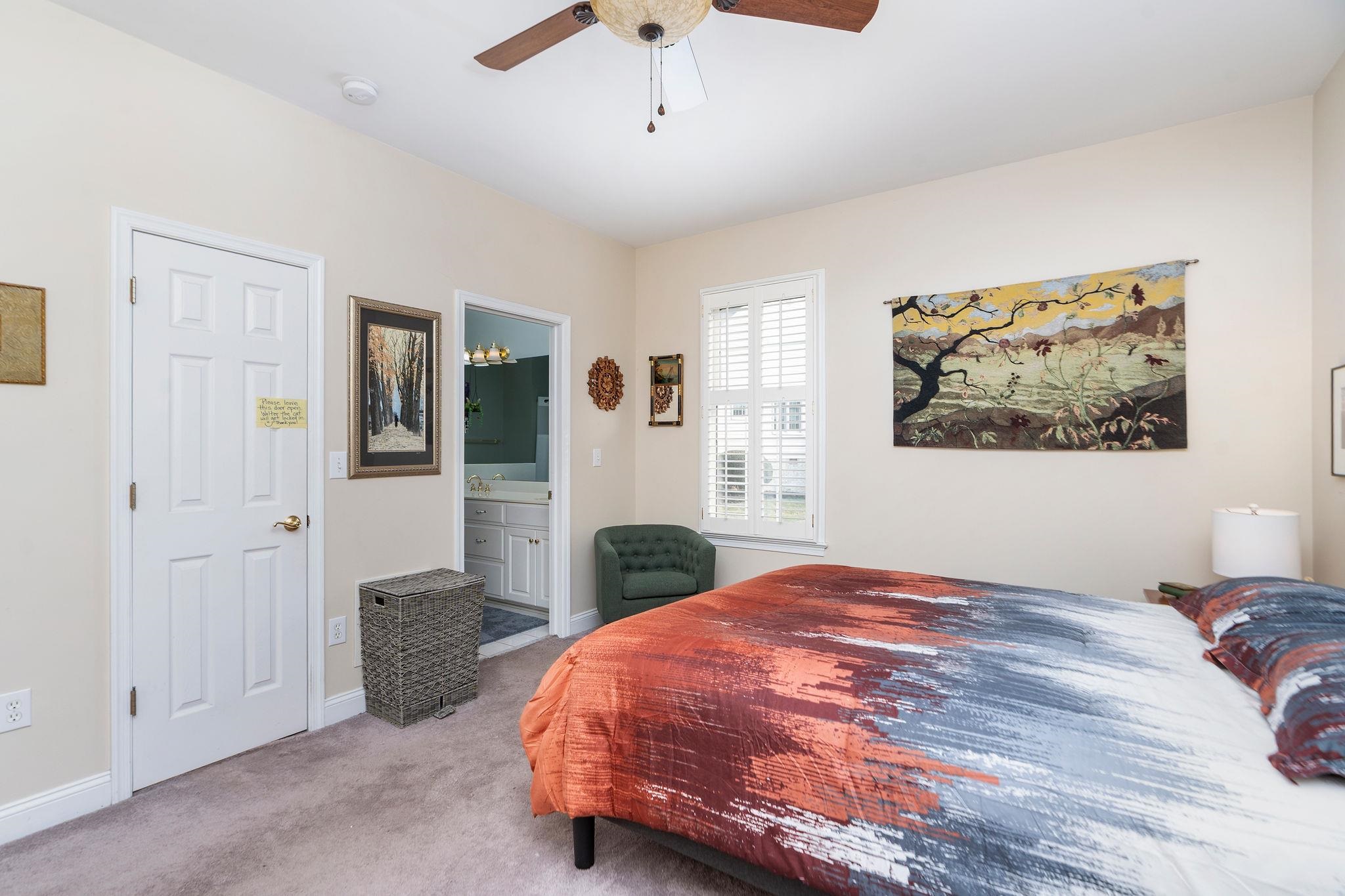 Nice walk-in closet & primary bathroom.