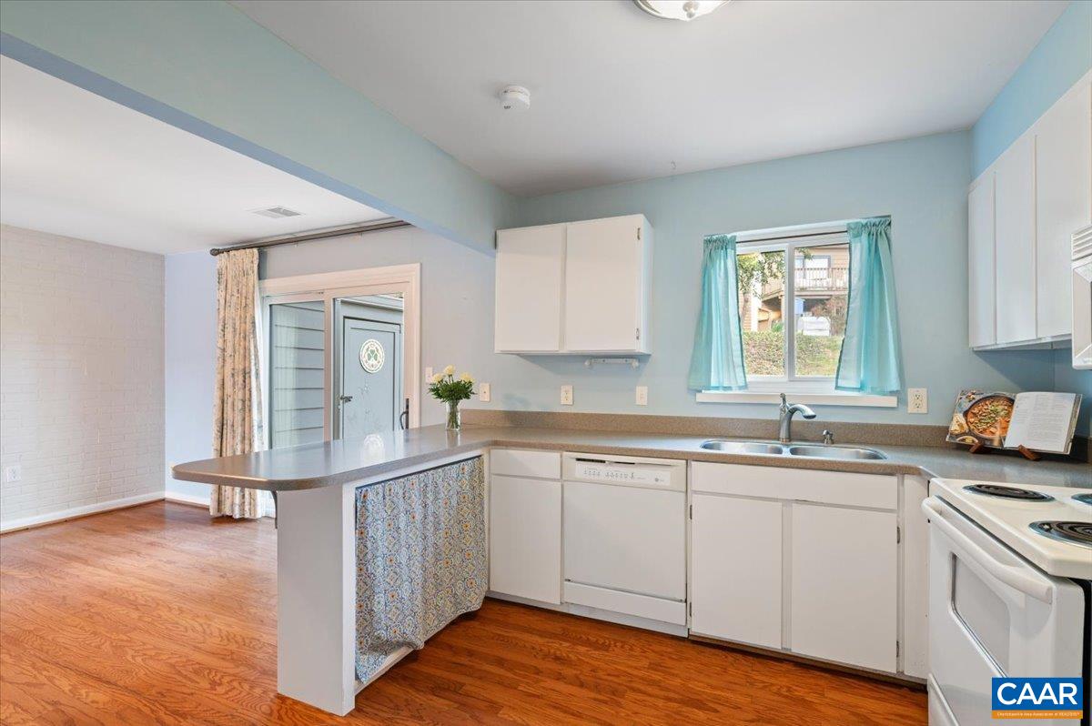 301 HARVEST DR, CHARLOTTESVILLE, Virginia 22903, 2 Bedrooms Bedrooms, ,2 BathroomsBathrooms,Residential,HUNTINGTON VILLAGE,301 HARVEST DR,674388 MLS # 674388