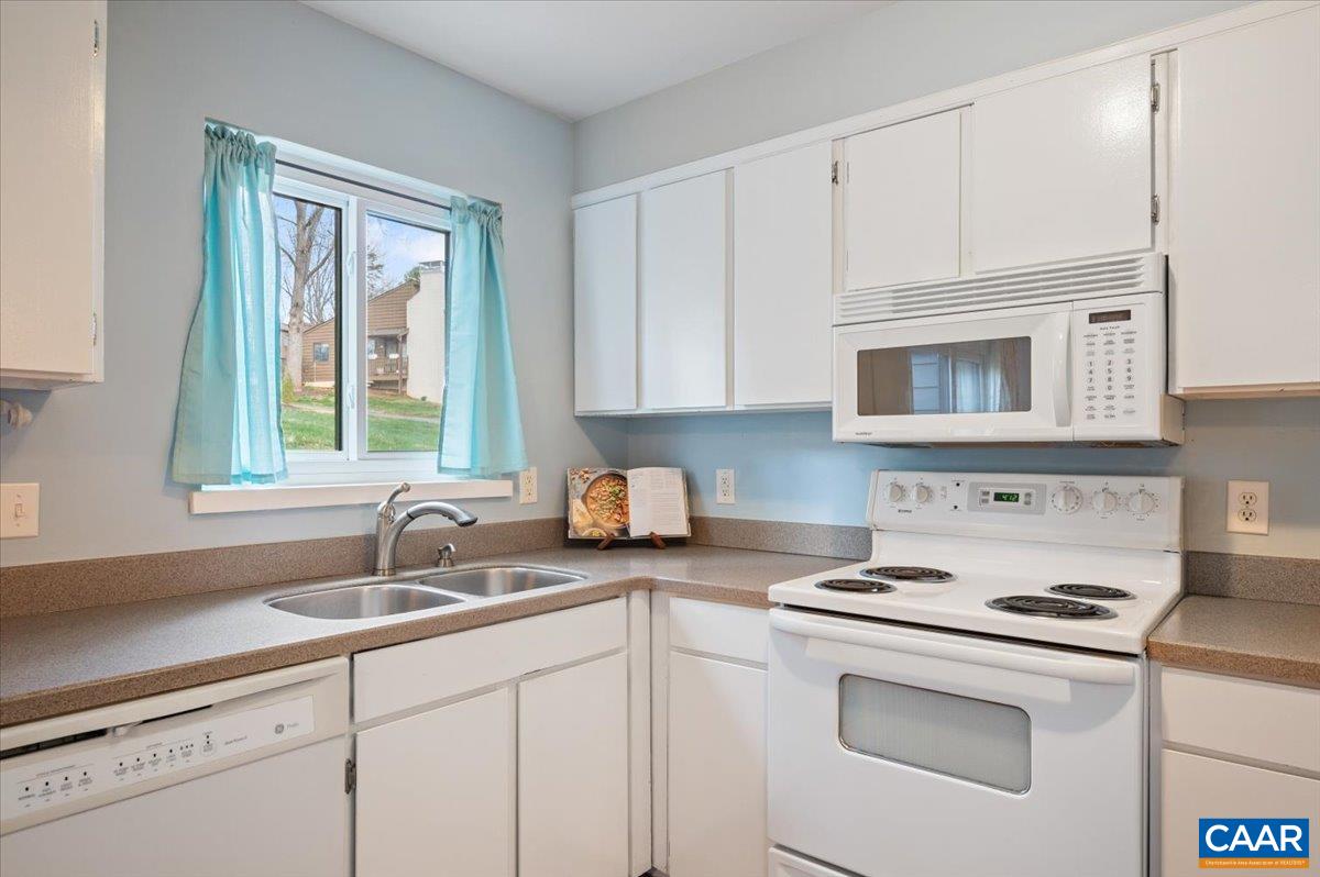 301 HARVEST DR, CHARLOTTESVILLE, Virginia 22903, 2 Bedrooms Bedrooms, ,2 BathroomsBathrooms,Residential,HUNTINGTON VILLAGE,301 HARVEST DR,674388 MLS # 674388