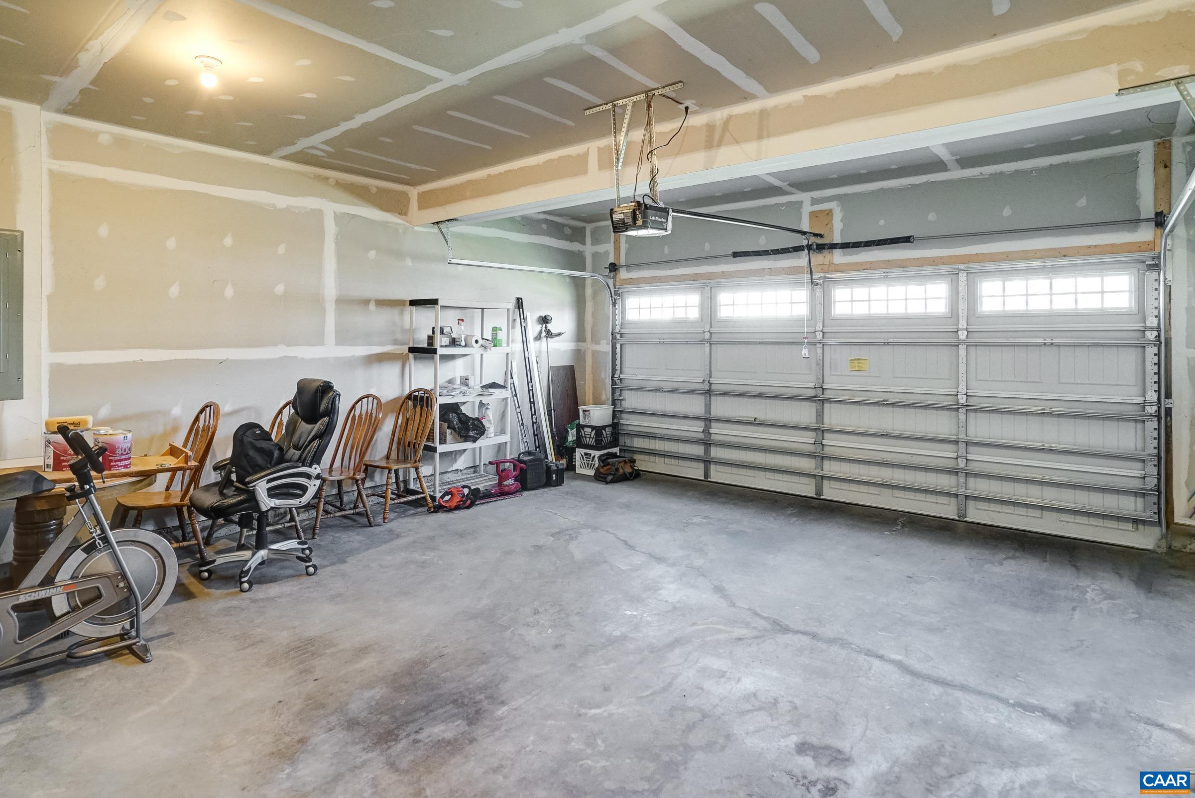 Large 2 car garage! Large 2 car garage!