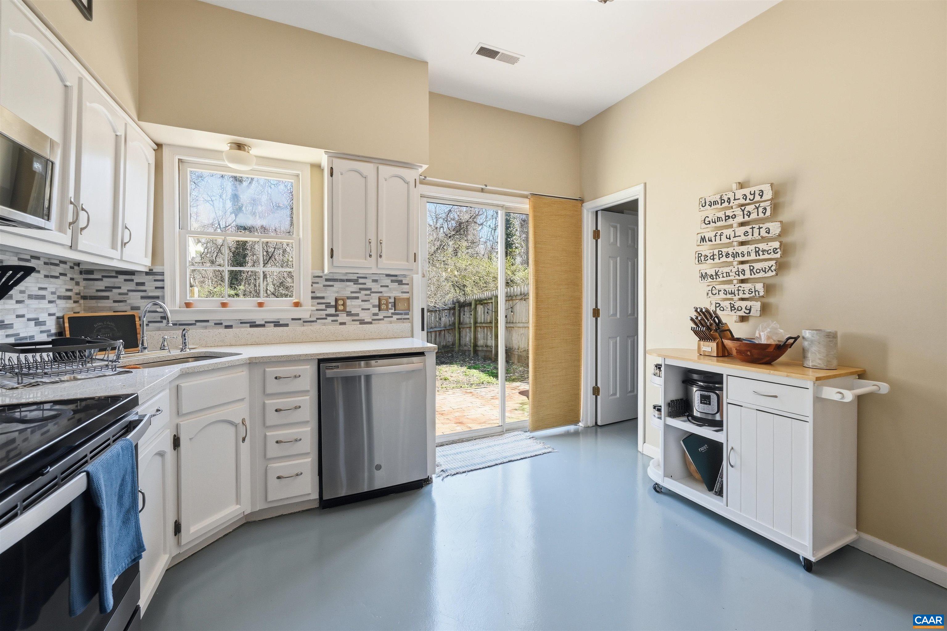 943 HUNTWOOD LN, CHARLOTTESVILLE, Virginia 22901, 3 Bedrooms Bedrooms, ,2 BathroomsBathrooms,Residential,943 HUNTWOOD LN,674552 MLS # 674552 943 HUNTWOOD LN, CHARLOTTESVILLE, Virginia 22901, 3 Bedrooms Bedrooms, ,2 BathroomsBathrooms,Residential,943 HUNTWOOD LN,674552 MLS # 674552