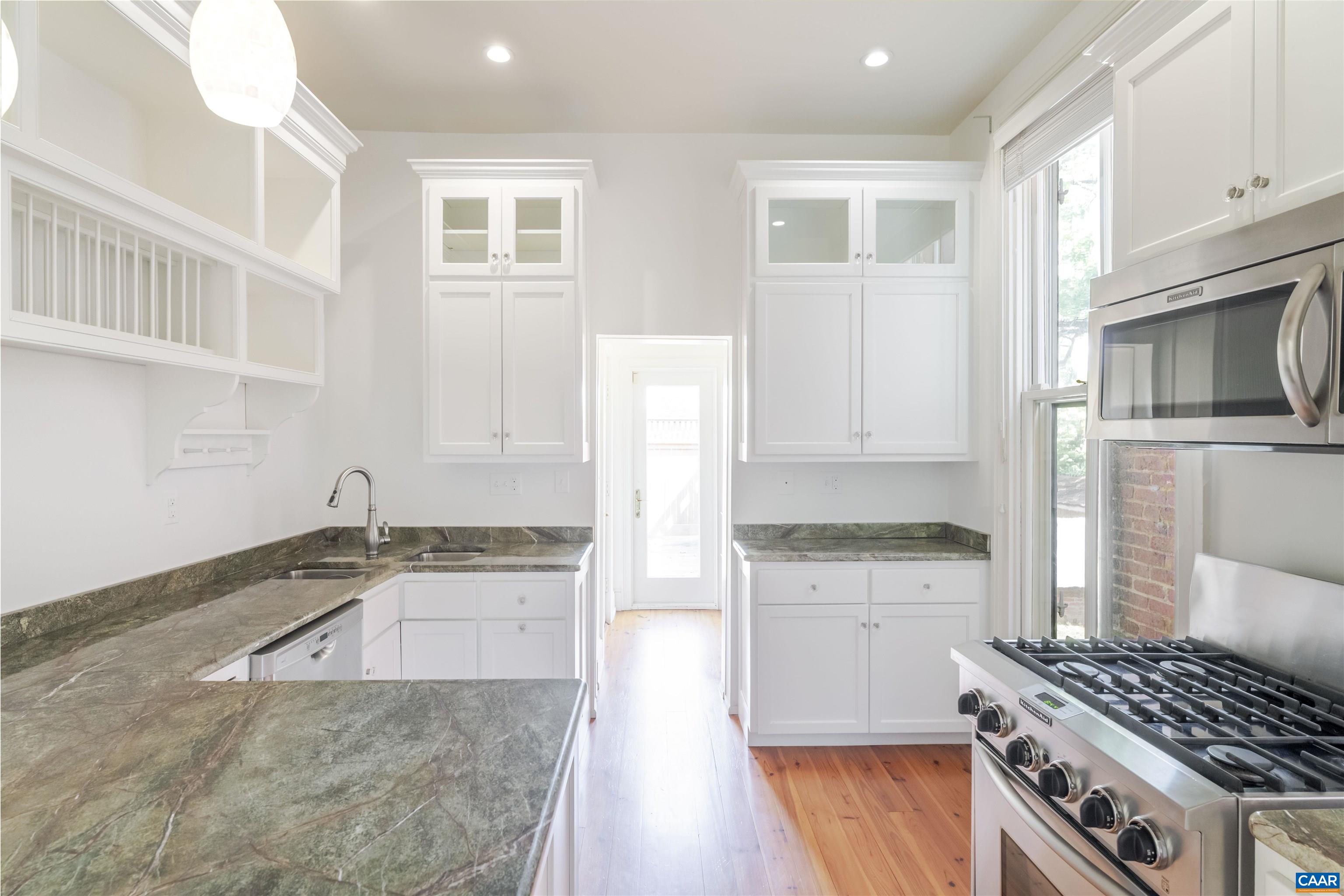 17 N WASHINGTON ST, STAUNTON, Virginia 24401, 3 Bedrooms Bedrooms, ,2 BathroomsBathrooms,Residential,17 N WASHINGTON ST,674613 MLS # 674613