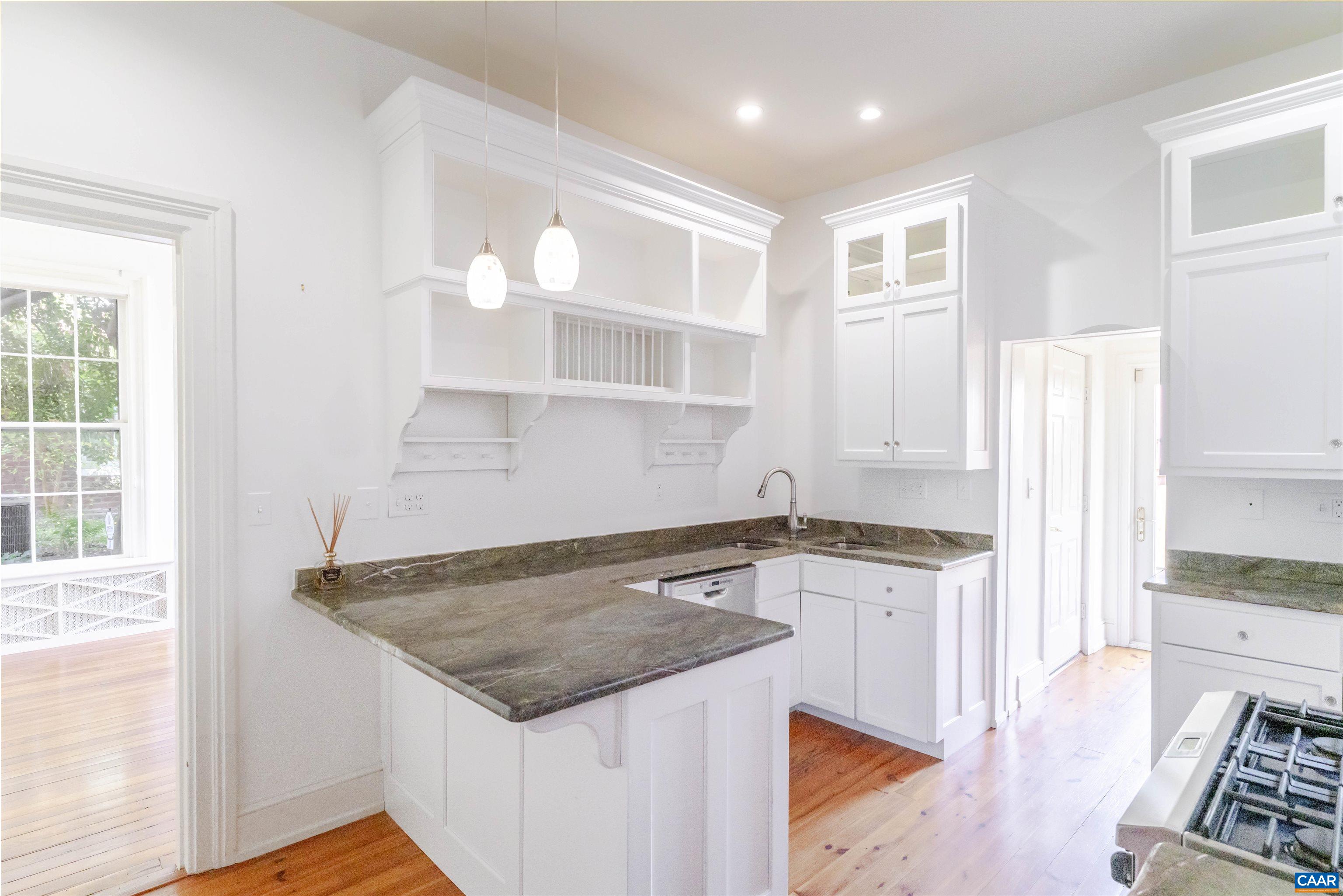 17 N WASHINGTON ST, STAUNTON, Virginia 24401, 3 Bedrooms Bedrooms, ,2 BathroomsBathrooms,Residential,17 N WASHINGTON ST,674613 MLS # 674613