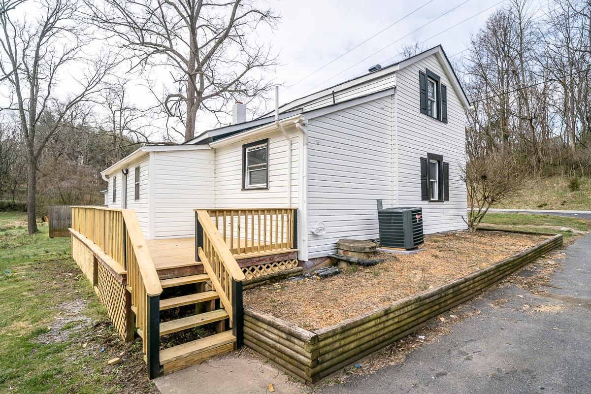 537 STRAITH ST, STAUNTON, Virginia 24401, 3 Bedrooms Bedrooms, ,1 BathroomBathrooms,Residential,537 STRAITH ST,674618 MLS # 674618