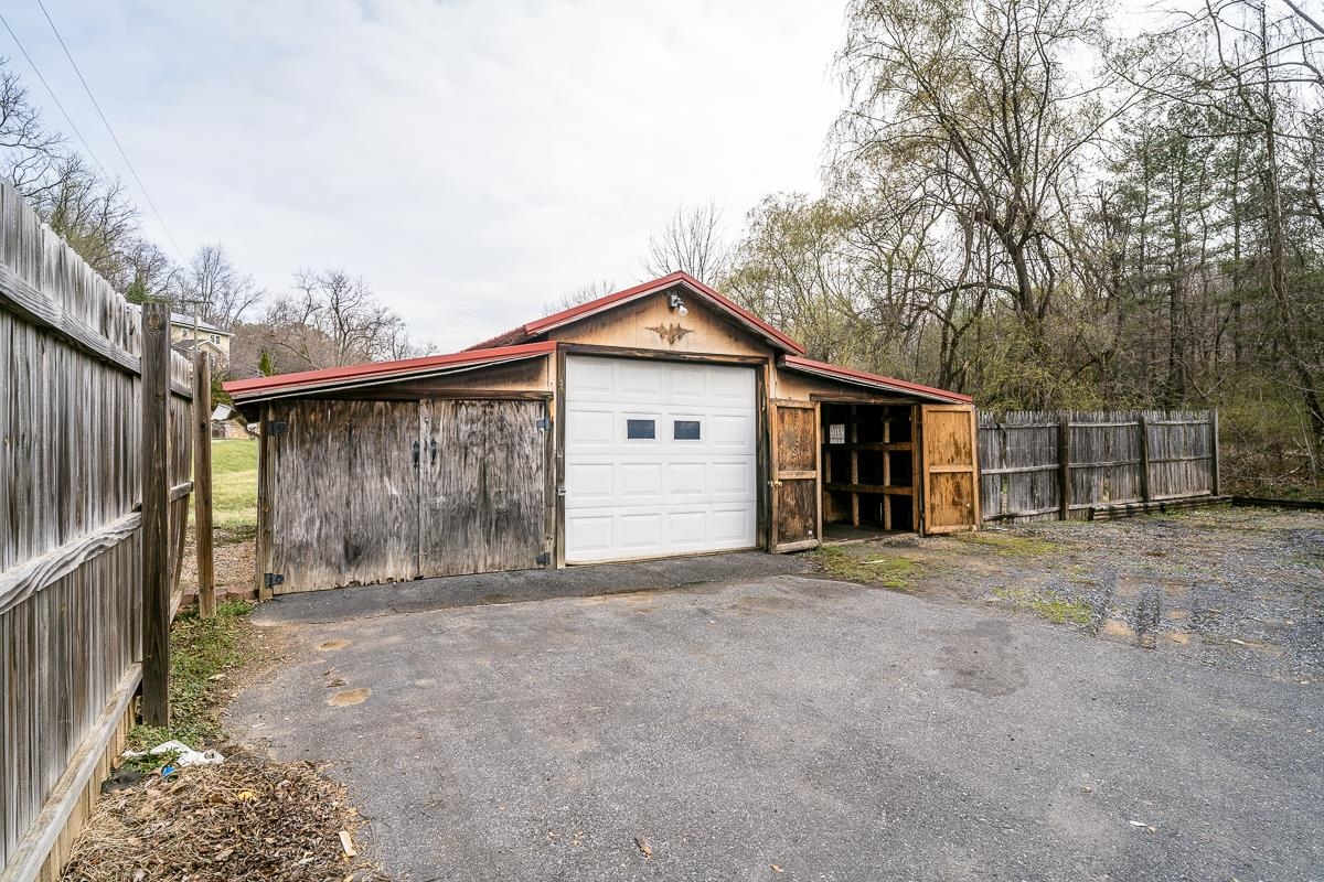 537 STRAITH ST, STAUNTON, Virginia 24401, 3 Bedrooms Bedrooms, ,1 BathroomBathrooms,Residential,537 STRAITH ST,674618 MLS # 674618