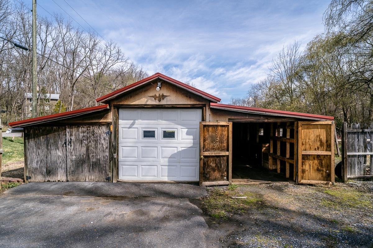 537 STRAITH ST, STAUNTON, Virginia 24401, 3 Bedrooms Bedrooms, ,1 BathroomBathrooms,Residential,537 STRAITH ST,674618 MLS # 674618