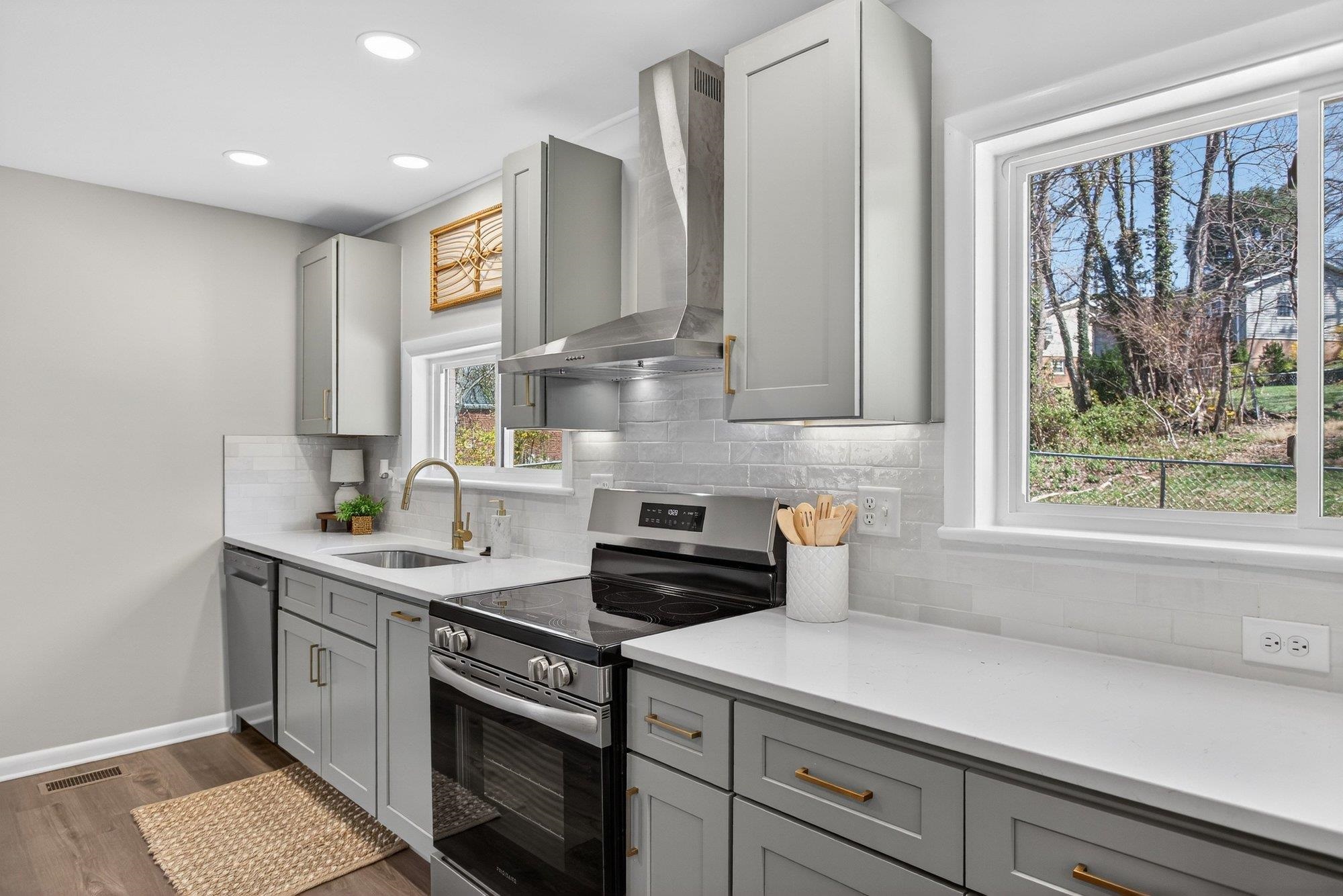 100 MONUMENT AVE, HARRISONBURG, Virginia 22801, 3 Bedrooms Bedrooms, ,2 BathroomsBathrooms,Residential,100 MONUMENT AVE,674450 MLS # 674450