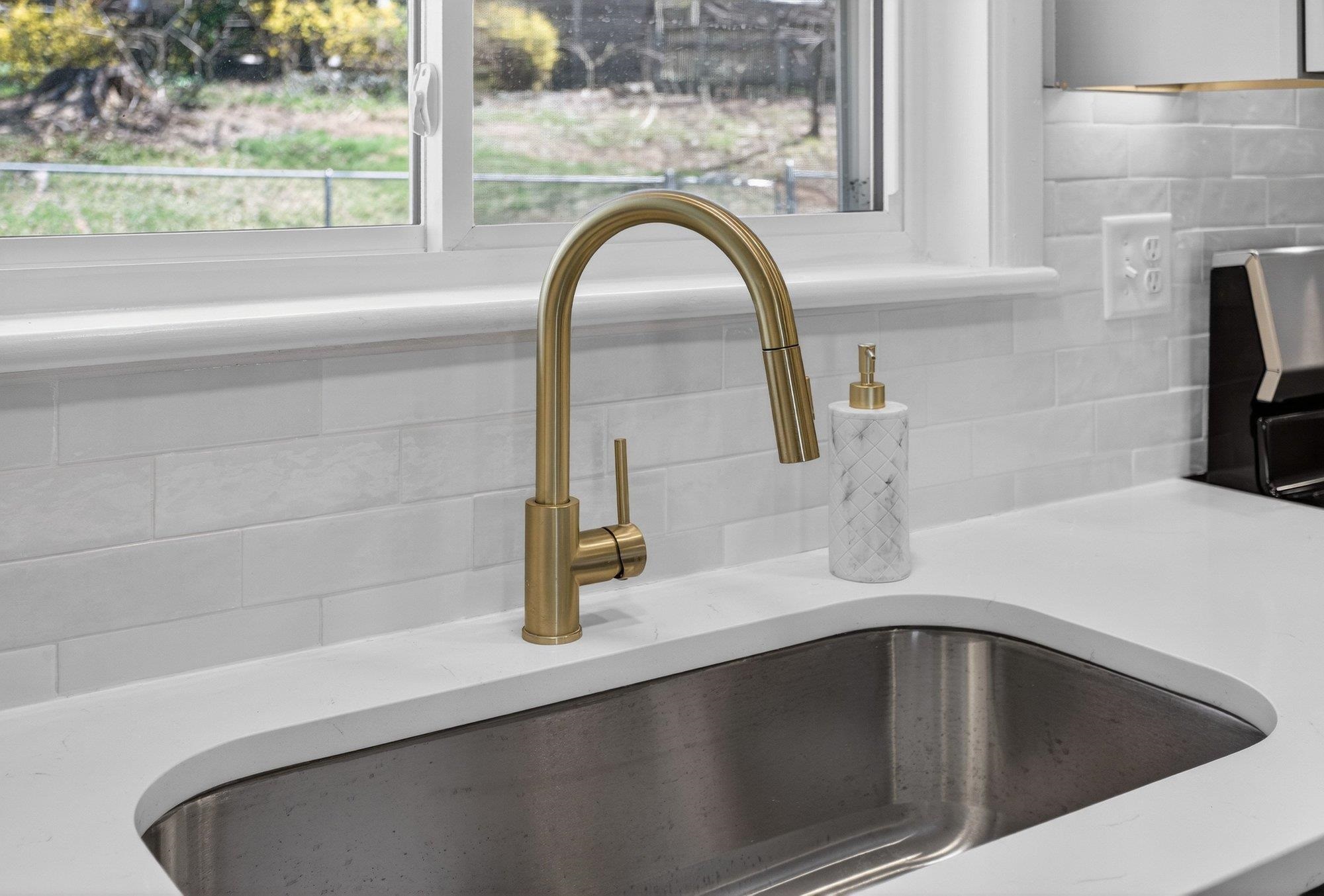 100 MONUMENT AVE, HARRISONBURG, Virginia 22801, 3 Bedrooms Bedrooms, ,2 BathroomsBathrooms,Residential,100 MONUMENT AVE,674450 MLS # 674450