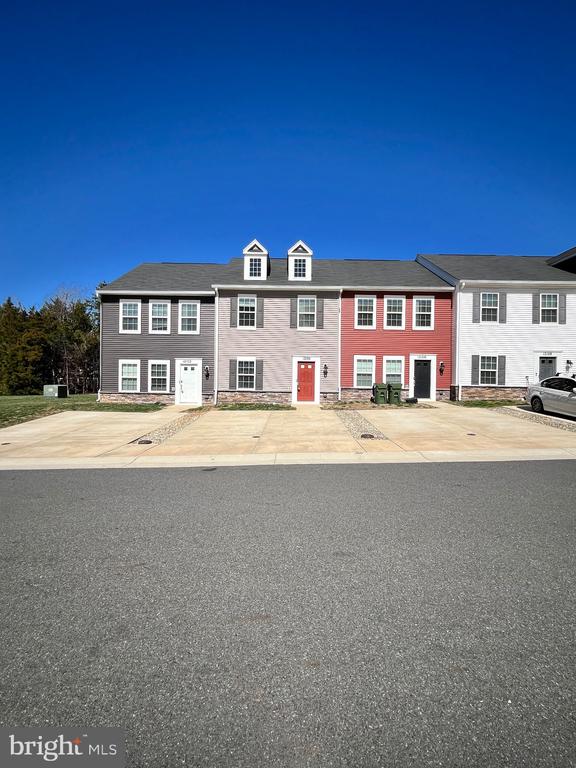 12102 BOWLING FARM CT, FREDERICKSBURG, Virginia 22407, 3 Bedrooms Bedrooms, ,2 BathroomsBathrooms,Residential,12102 BOWLING FARM CT,VASP2040154 MLS # VASP2040154