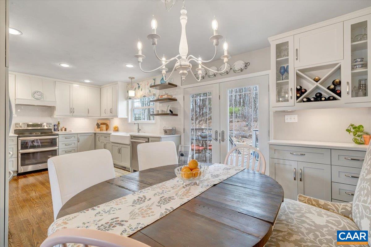 1512 GLENWOOD CIR, ROANOKE, Virginia 24014, 4 Bedrooms Bedrooms, ,2 BathroomsBathrooms,Residential,R onto Garden City SE, L onto Mabry Ave, L Ventnor,1512 GLENWOOD CIR,674669 MLS # 674669