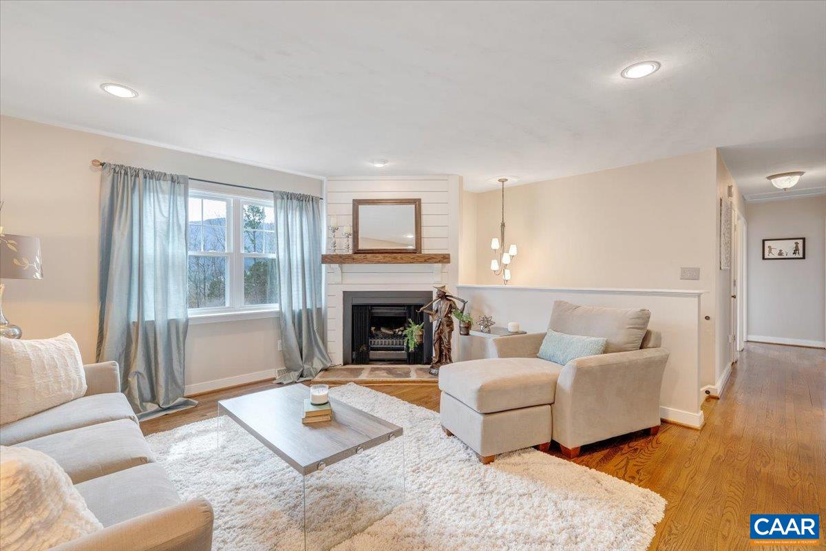 1512 GLENWOOD CIR, ROANOKE, Virginia 24014, 4 Bedrooms Bedrooms, ,2 BathroomsBathrooms,Residential,R onto Garden City SE, L onto Mabry Ave, L Ventnor,1512 GLENWOOD CIR,674669 MLS # 674669