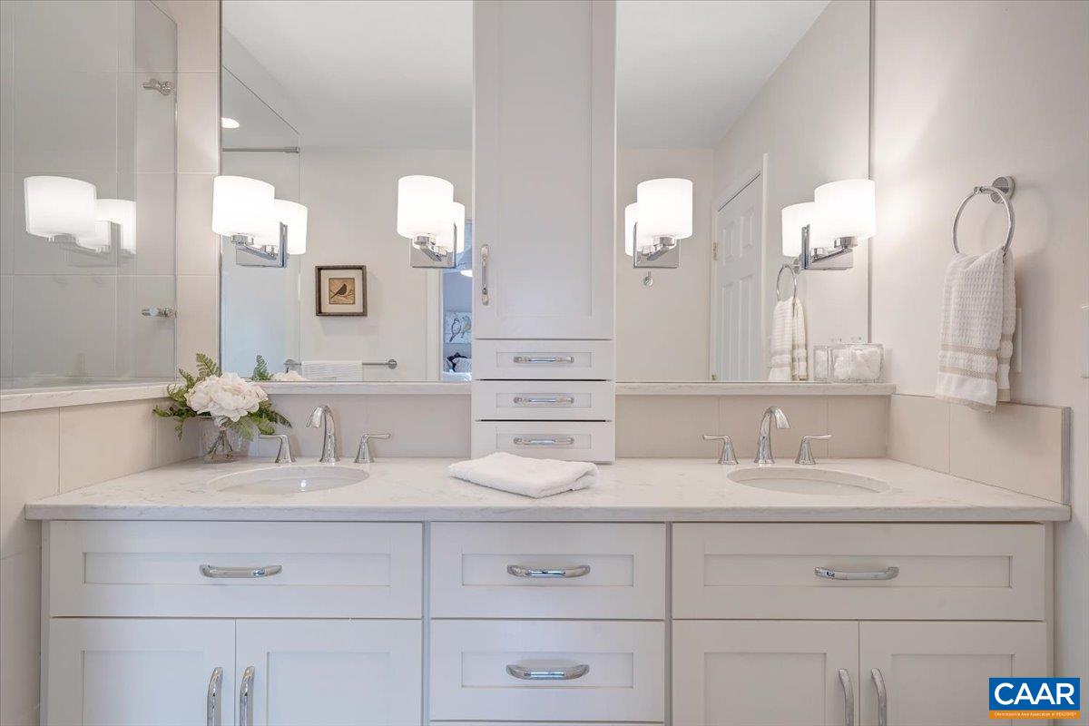 1512 GLENWOOD CIR, ROANOKE, Virginia 24014, 4 Bedrooms Bedrooms, ,2 BathroomsBathrooms,Residential,R onto Garden City SE, L onto Mabry Ave, L Ventnor,1512 GLENWOOD CIR,674669 MLS # 674669