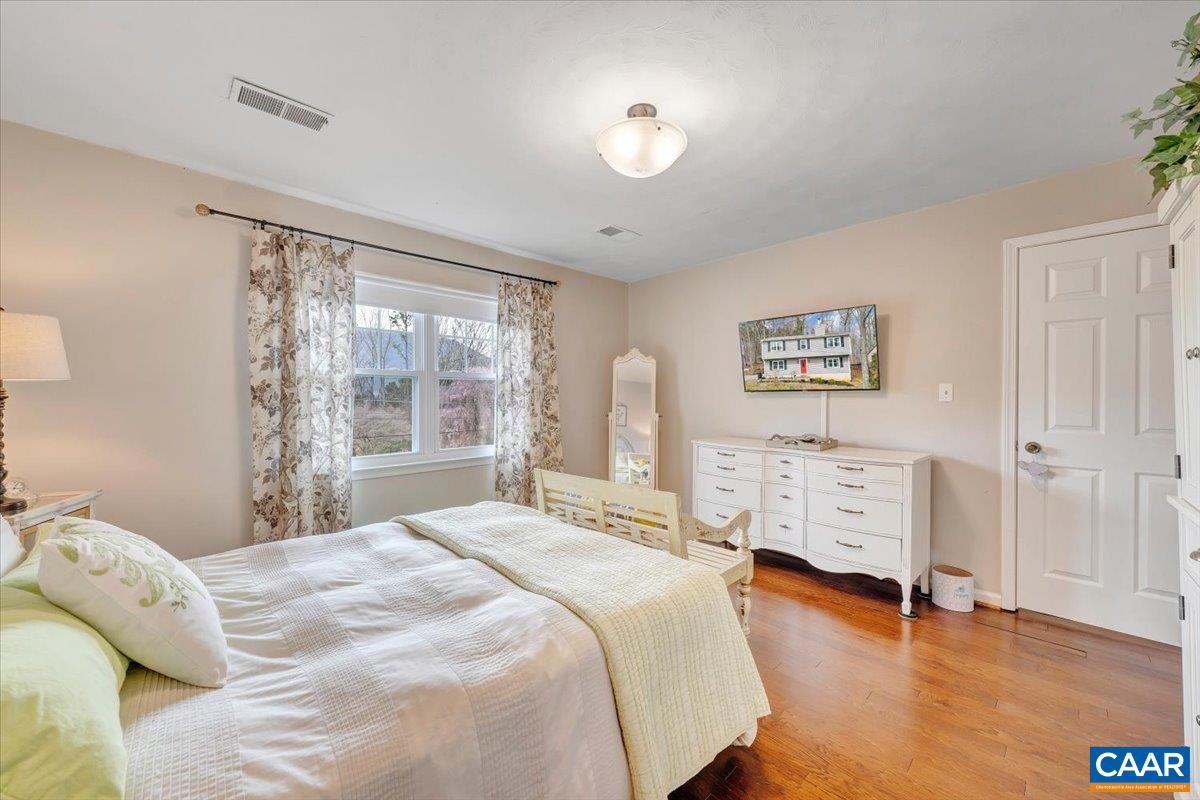 1512 GLENWOOD CIR, ROANOKE, Virginia 24014, 4 Bedrooms Bedrooms, ,2 BathroomsBathrooms,Residential,R onto Garden City SE, L onto Mabry Ave, L Ventnor,1512 GLENWOOD CIR,674669 MLS # 674669