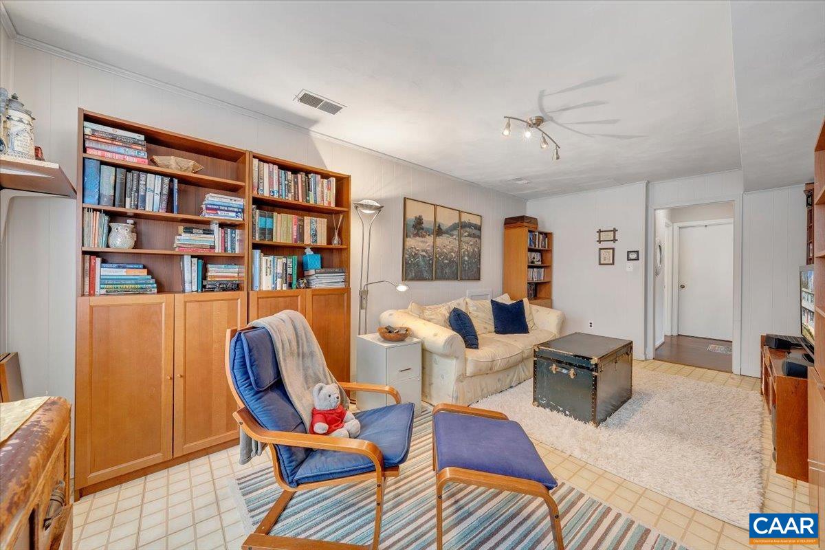 1512 GLENWOOD CIR, ROANOKE, Virginia 24014, 4 Bedrooms Bedrooms, ,2 BathroomsBathrooms,Residential,R onto Garden City SE, L onto Mabry Ave, L Ventnor,1512 GLENWOOD CIR,674669 MLS # 674669