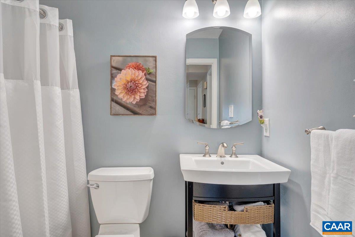 1512 GLENWOOD CIR, ROANOKE, Virginia 24014, 4 Bedrooms Bedrooms, ,2 BathroomsBathrooms,Residential,R onto Garden City SE, L onto Mabry Ave, L Ventnor,1512 GLENWOOD CIR,674669 MLS # 674669